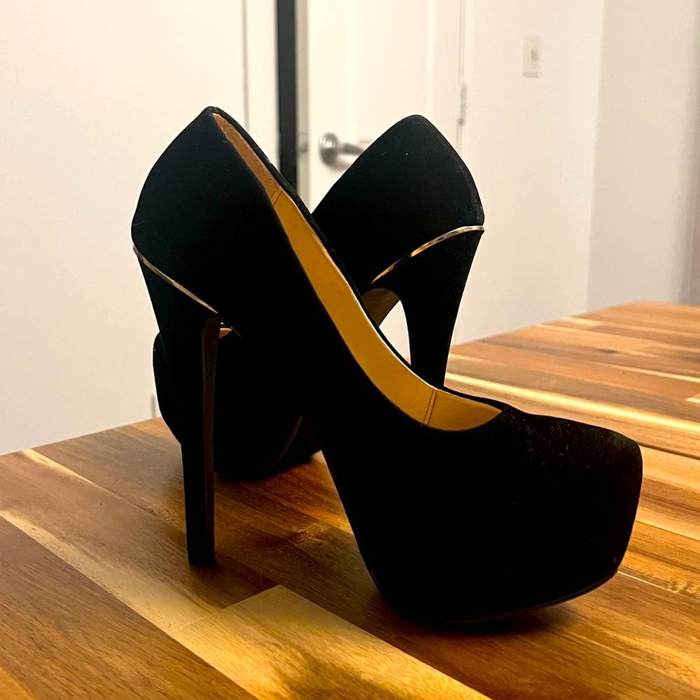 Suede platform high heel pumps with a gold detail on the heel.